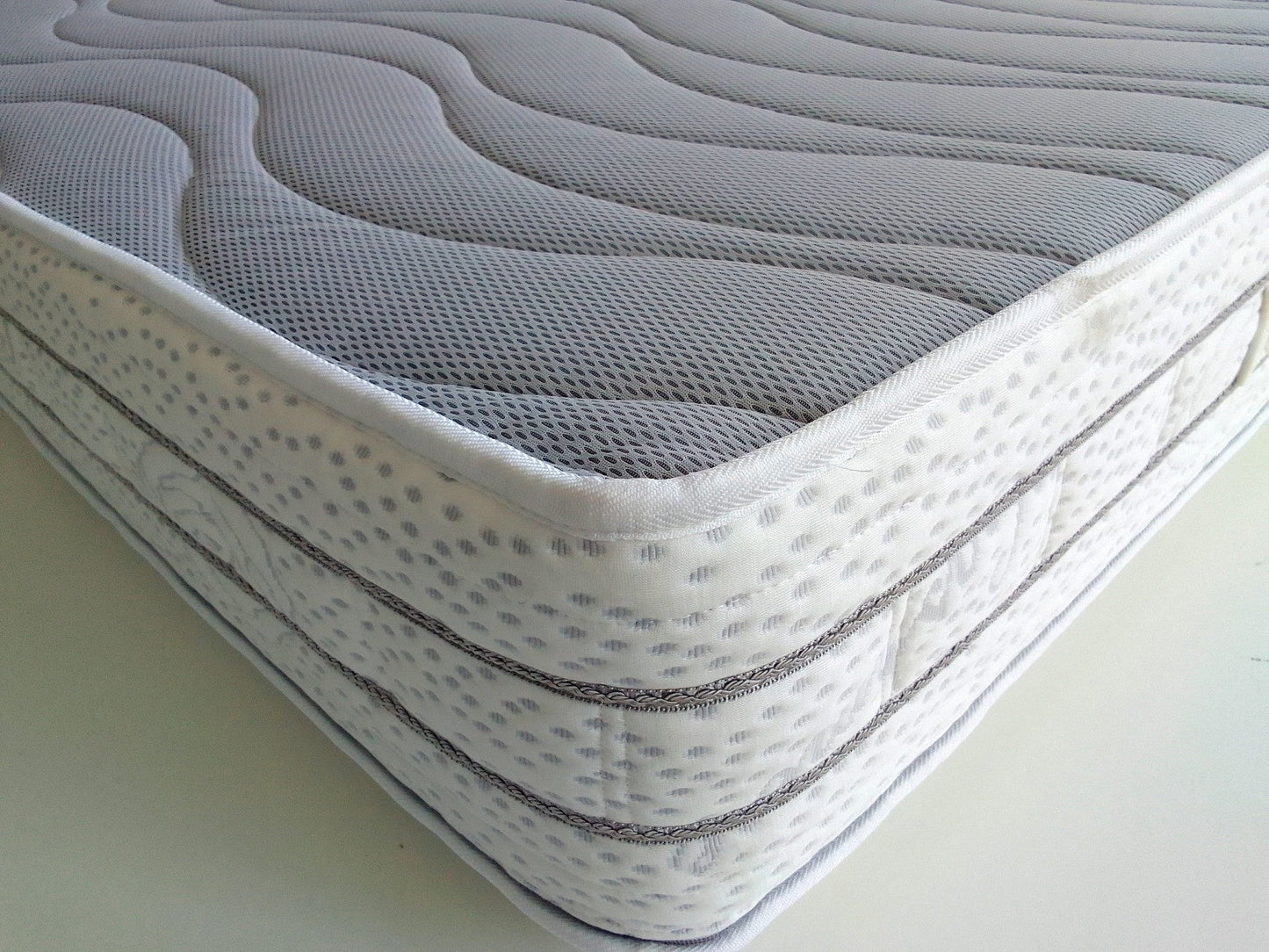 Materasso Semirigido a molle insacchettate e memory H28 cm lato estivo e Invernale - SATURNO