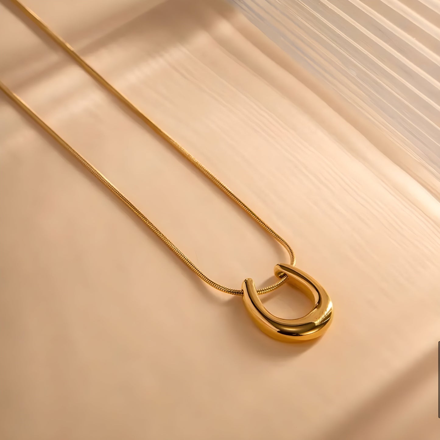 BEHI HORSESHOE NECKLACE