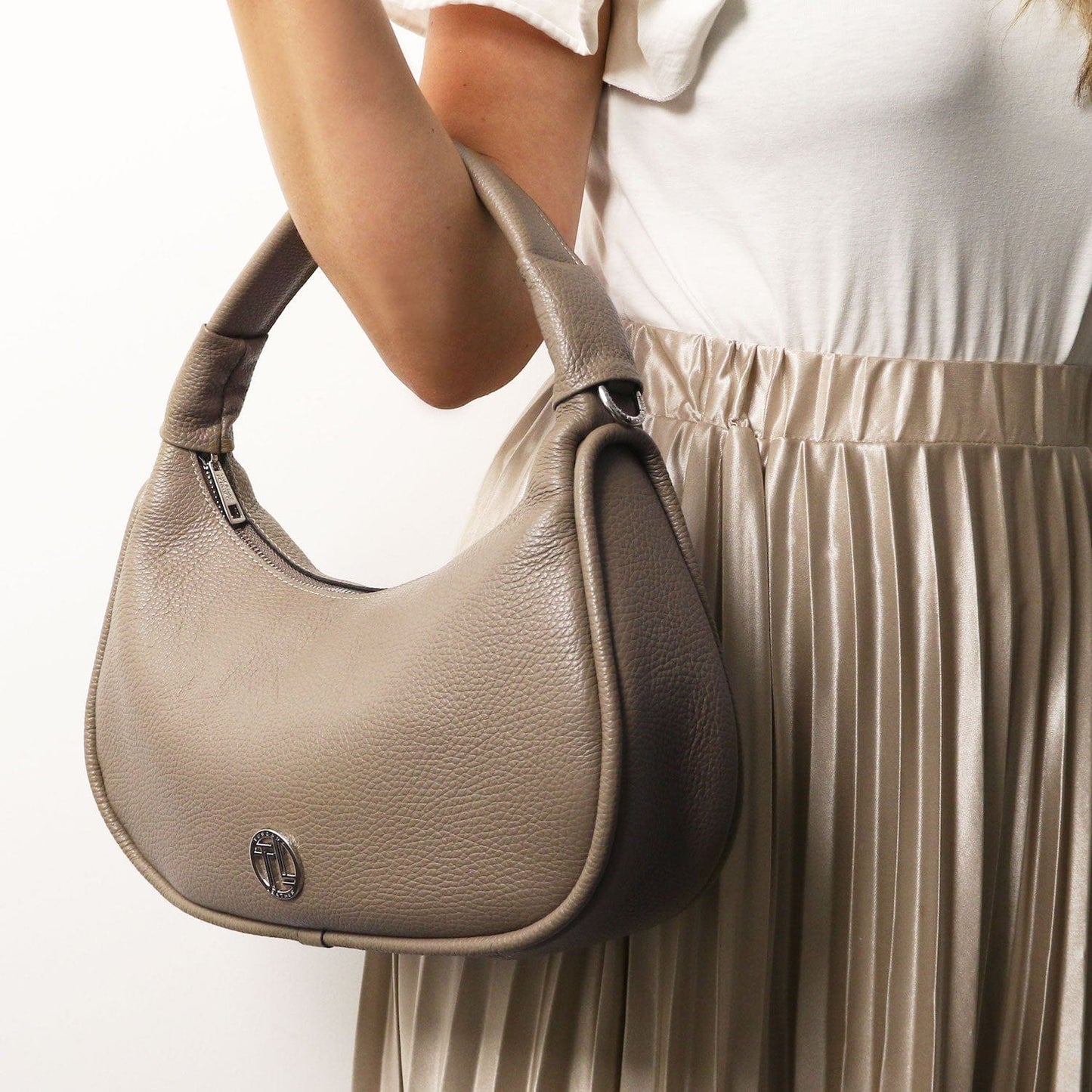 Michelle - Large-sized leather hobo bag | TL142477